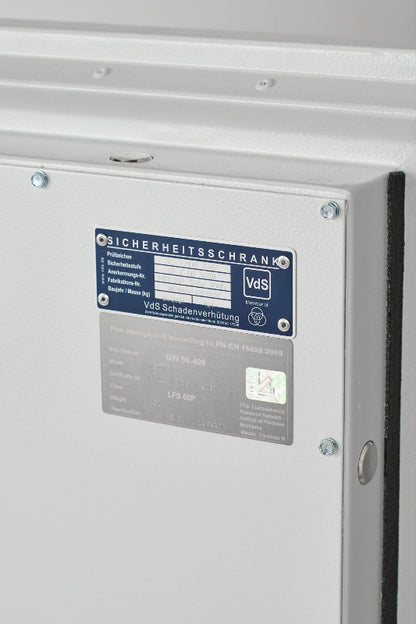 Close-up of De Raat DRS Combi-Fire 3 fire safe door showing VdS certification and fire resistance label, ideal for home and office security.